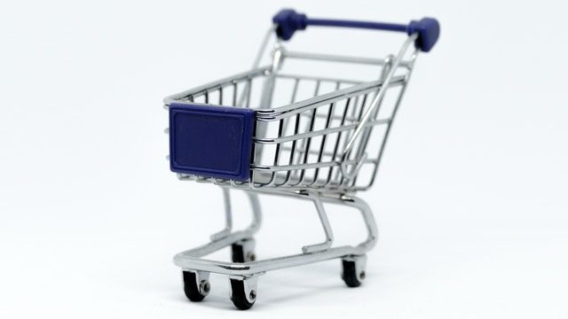 farmácia online: na imagem um mini carrinho de supermercado